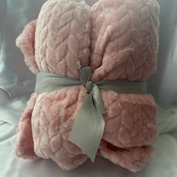 Luxurious Pink Plush Blanket - Picture 2 of 2